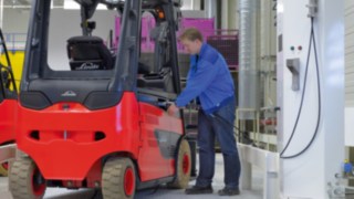 Um colaborador carrega um empilhador da Linde Material Handling