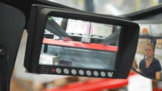 O sistema de câmera montado no mastro para as empilhadeiras retrácteis da Linde ajuda o operador a posicionar a carga na estante de forma segura.