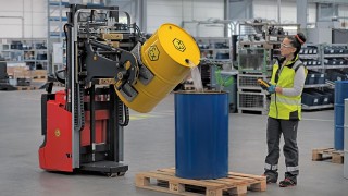 Uma colaboradora opera um stacker da Linde Material Handling com proteção contra explosão e com controlo remoto