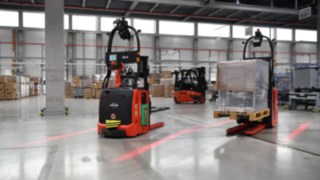 O empilhador automatizado L-MATIC da Linde carrega com segurança e eficiência. O empilhador automatizado L-MATIC da Linde Material Handling