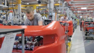 O nosso conceito de plataforma com montagem mista possibilita uma preservação eficiente dos recursos. Uma série de mecânicos da fábrica trabalha nos equipamentos da Linde.