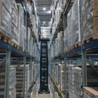 Um empilhador para corredores estreitos automatizado K-MATIC da Linde MH armazena uma palete.