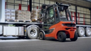 Camiões descarregados com o empilhador diesel H20 da Linde Material Handling O novo empilhador diesel H20 no descarregamento de um camião