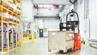 O L-MATIC da Linde Material Handling suporta carga até 1200 kg. O L-MATIC da Linde Material Handling em utilização no armazém