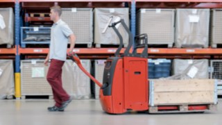 transpaleta eléctrica equipada en almacén