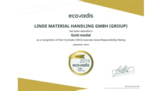 Empilhador a diesel e empilhador a gás H20 – H35 num armazém Com o empilhador de motor de combustão H20 – H35, a Linde define novos padrões do setor para o empilhador contrapesado.